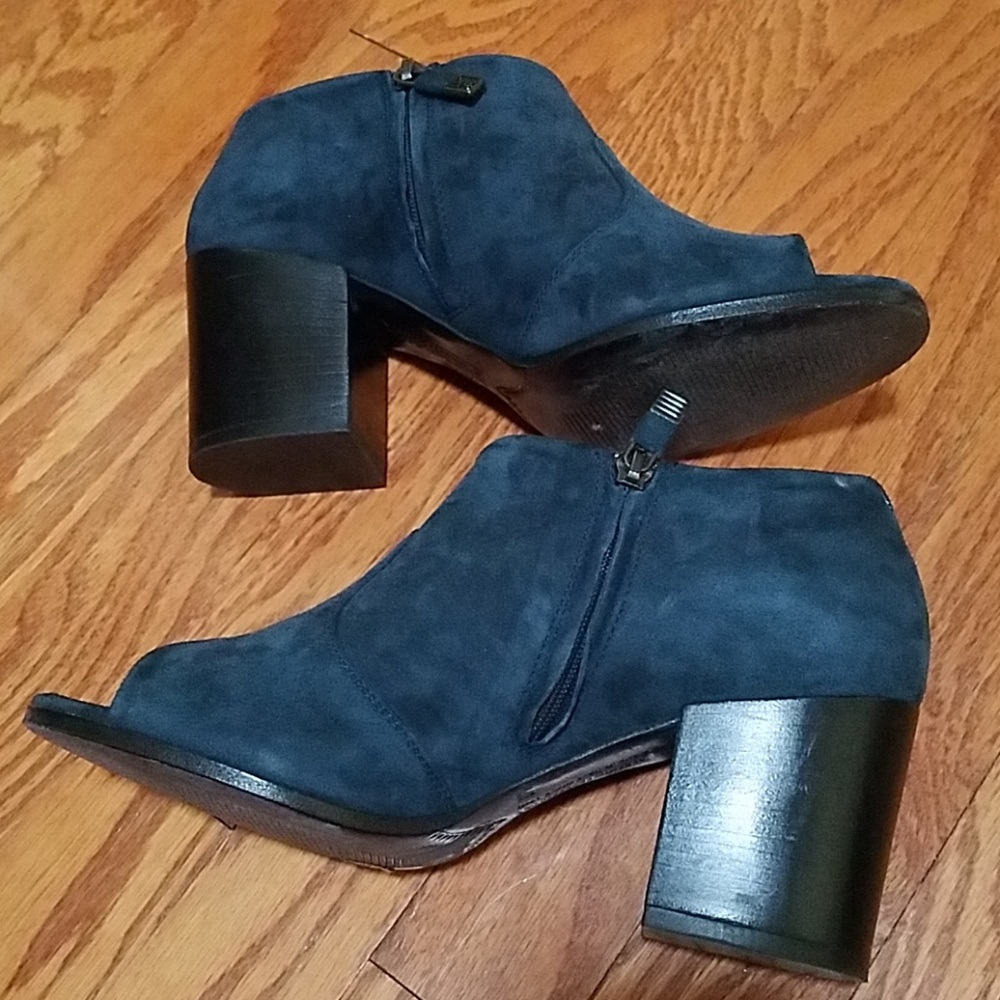 Alberto Fermani Italy blue suede peep toe bootie